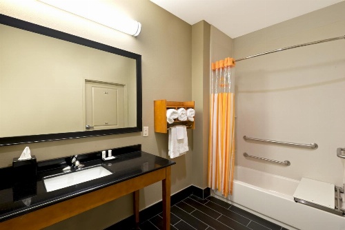 La Quinta Inn & Suites by Wyndham West Little Rock image 3