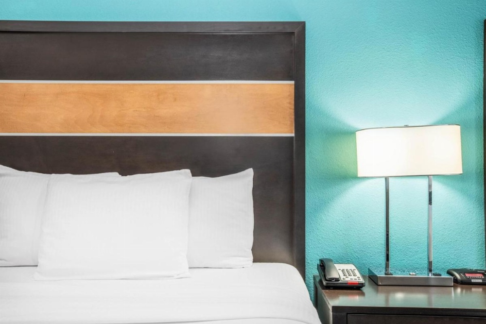 La Quinta Inn & Suites by Wyndham West Little Rock